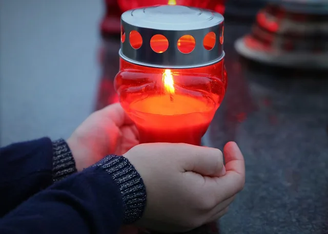 stop adult suicide, candle in child hands, left alone, emotional trauma, traumatic, condolence, mourning, sadness, remembering, grave, cemetery, outdoor. Fake Appeals in “Actors Who Died This Week” Searches